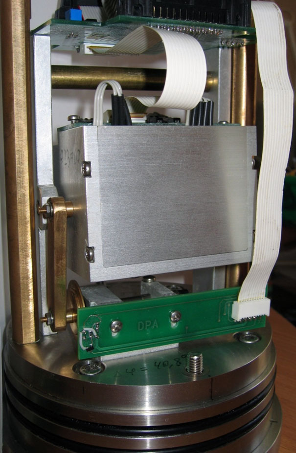 Блок акселерометров с устройством механической калибровки